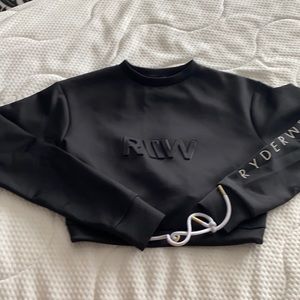 RYDERWEAR BLACK CROPPED LONG-SLEEVE